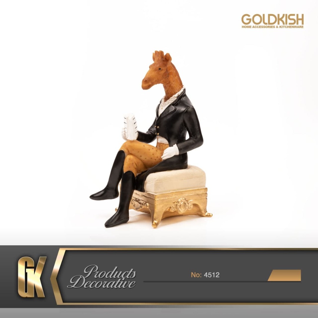 مجسمه زرافه نشسته روی مبل مدل ۴۵۱۲