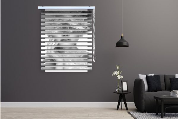 پرده زبرا طرح خانم کد Woman4055