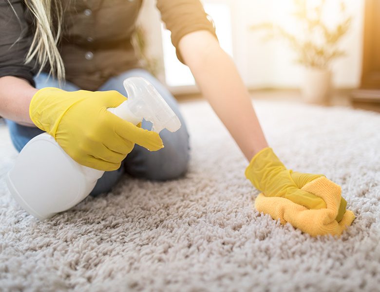 پاک کردن لکه از روی فرش